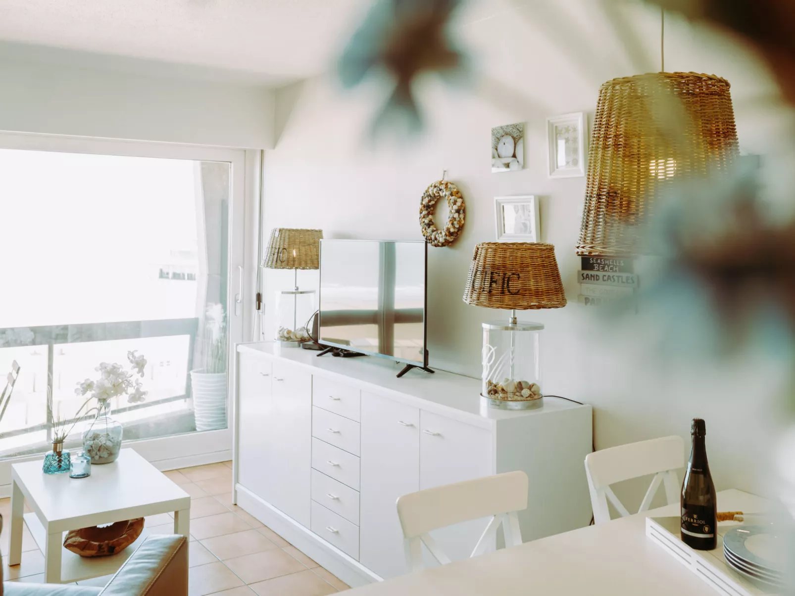 Pacific with parking and sea view-Binnen