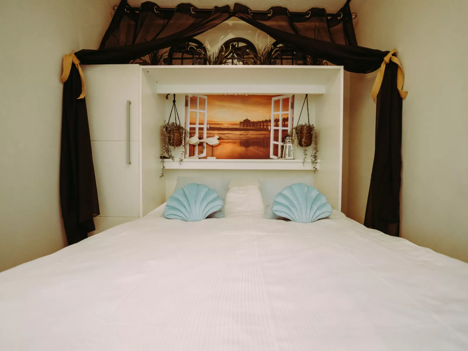 Pacific with parking and sea view-Binnen
