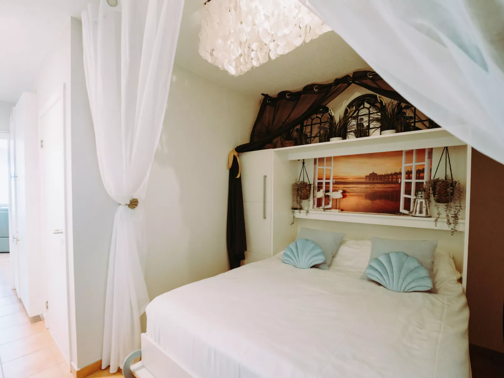 Pacific with parking and sea view-Binnen