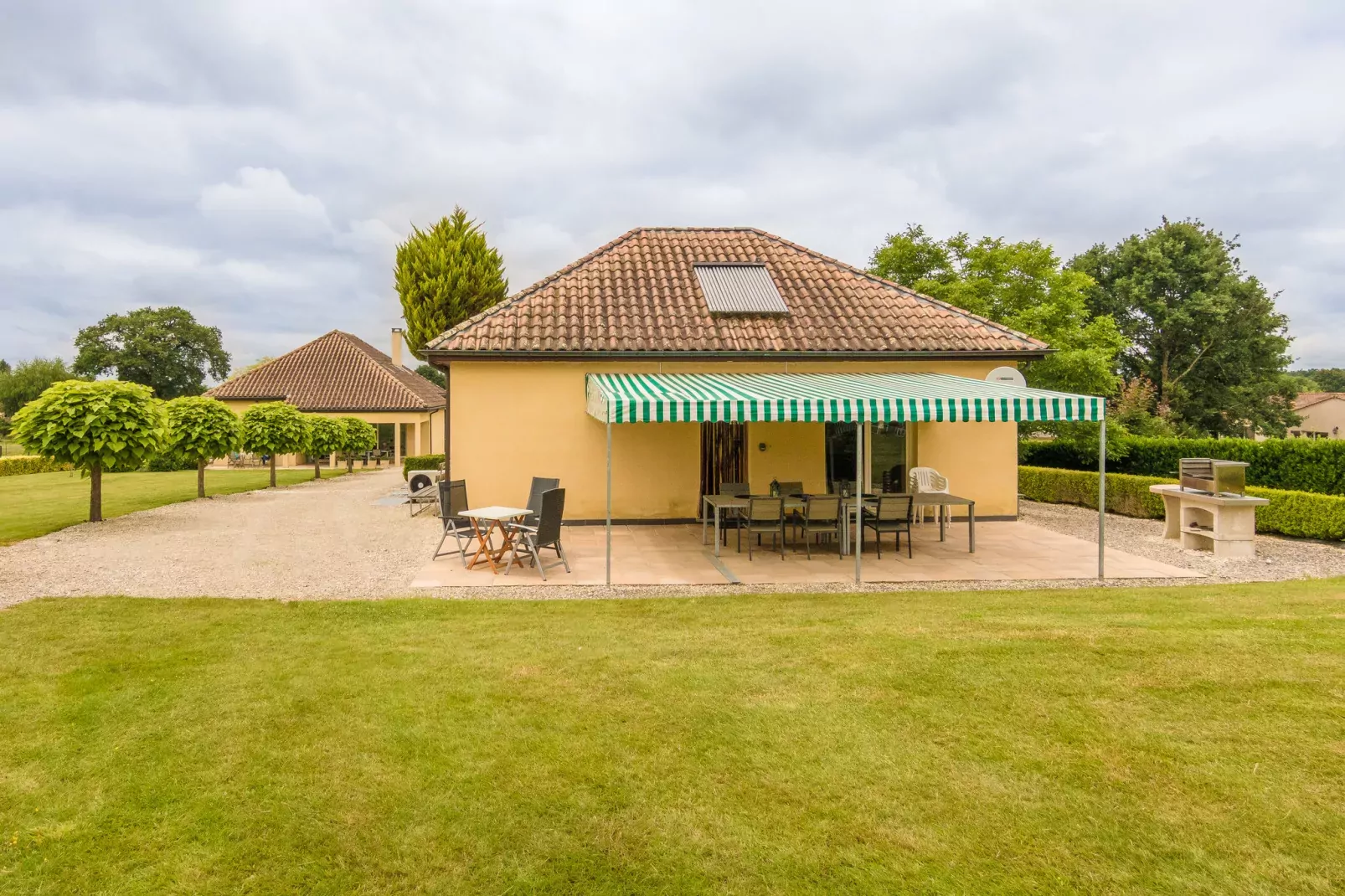 Domaine le Perrot-Buitenkant zomer