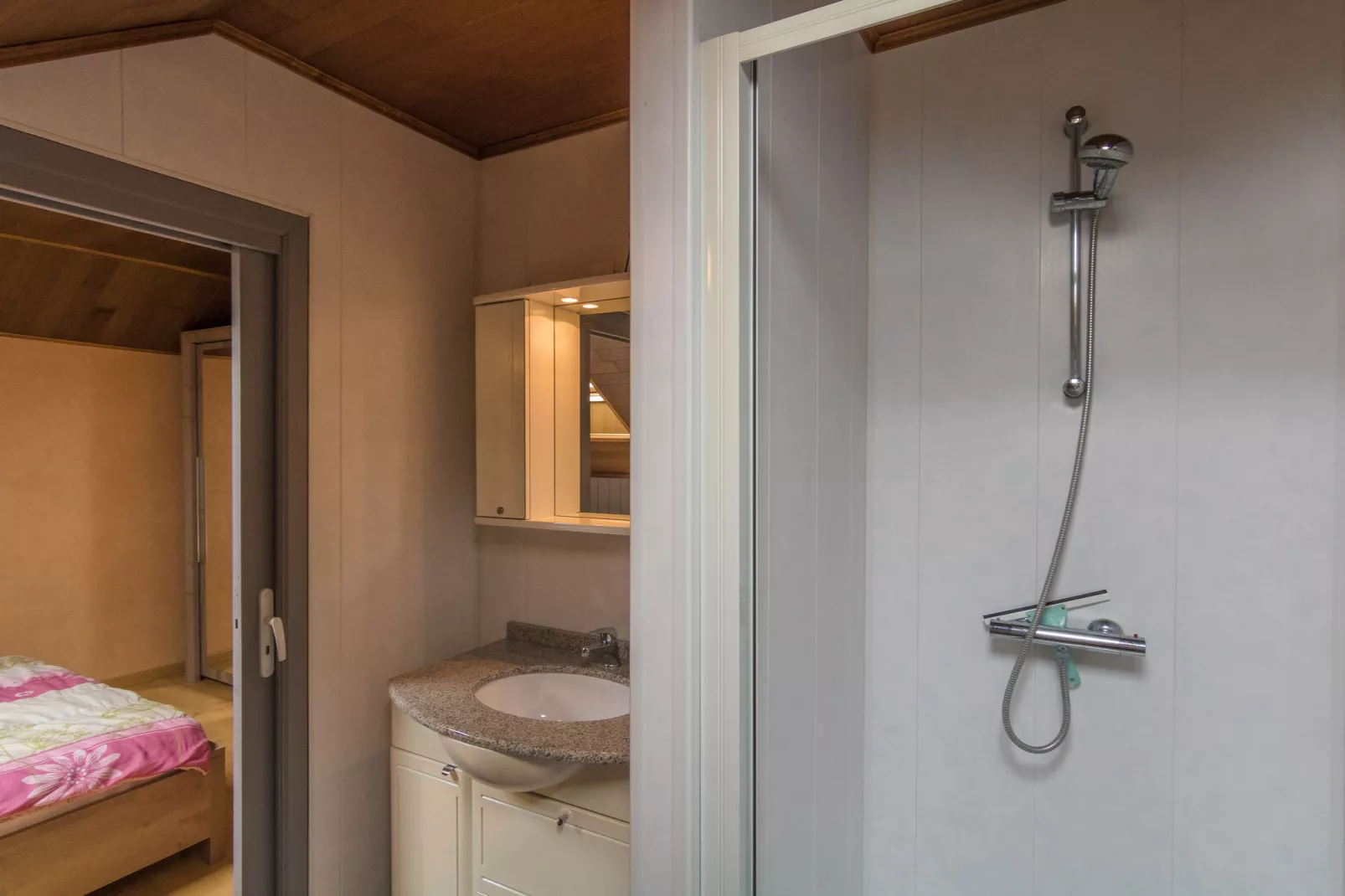 Domaine le Perrot-Badkamer