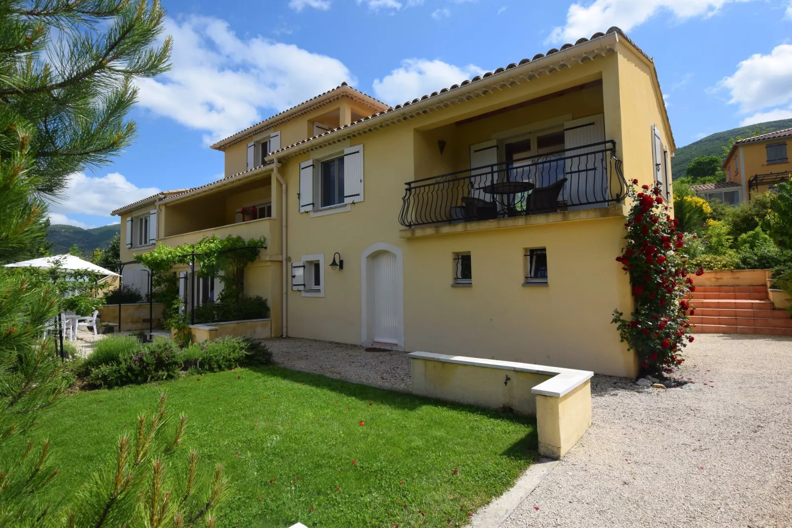 Appartement - MONTBRUN-LES-BAINS-Buitenkant zomer