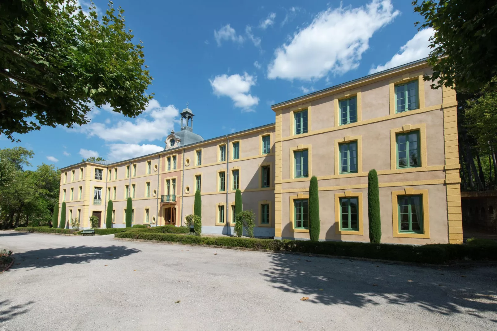 Chateau des Gipières-Buitenkant zomer
