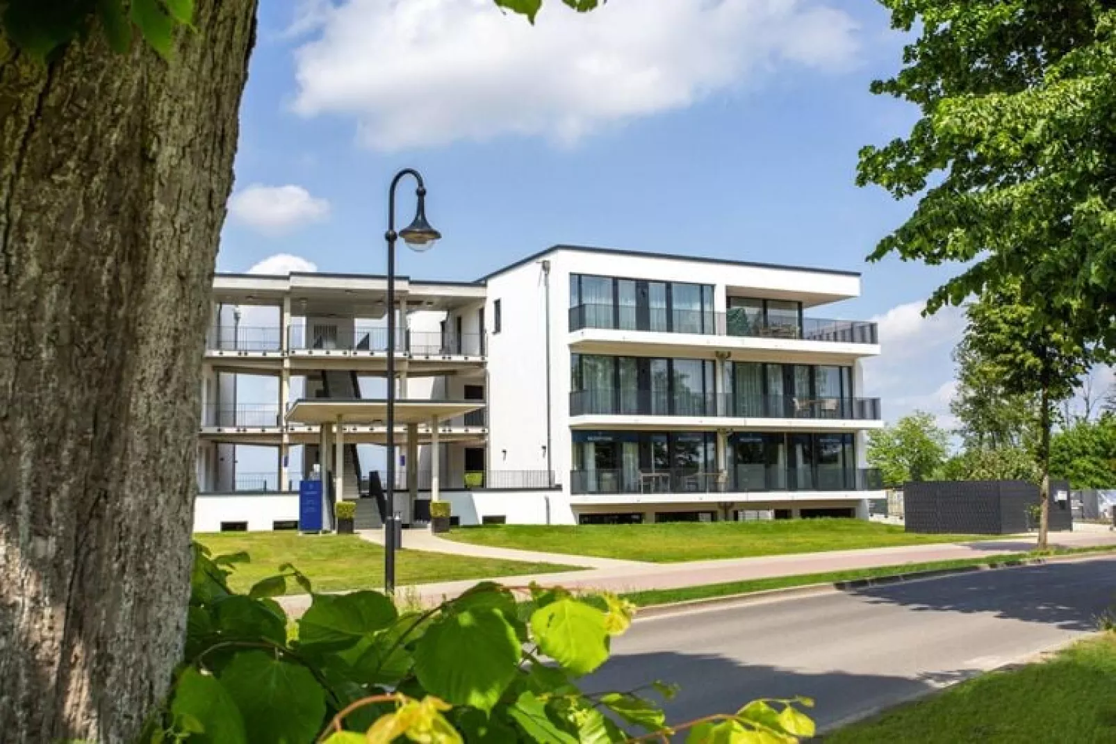 Apartments im MAREMÜRITZ Yachthafen Resort & Spa / Fortuna Suite Landseite 2 Personen und 1 Kind 3-15 Jahre-Buitenkant zomer