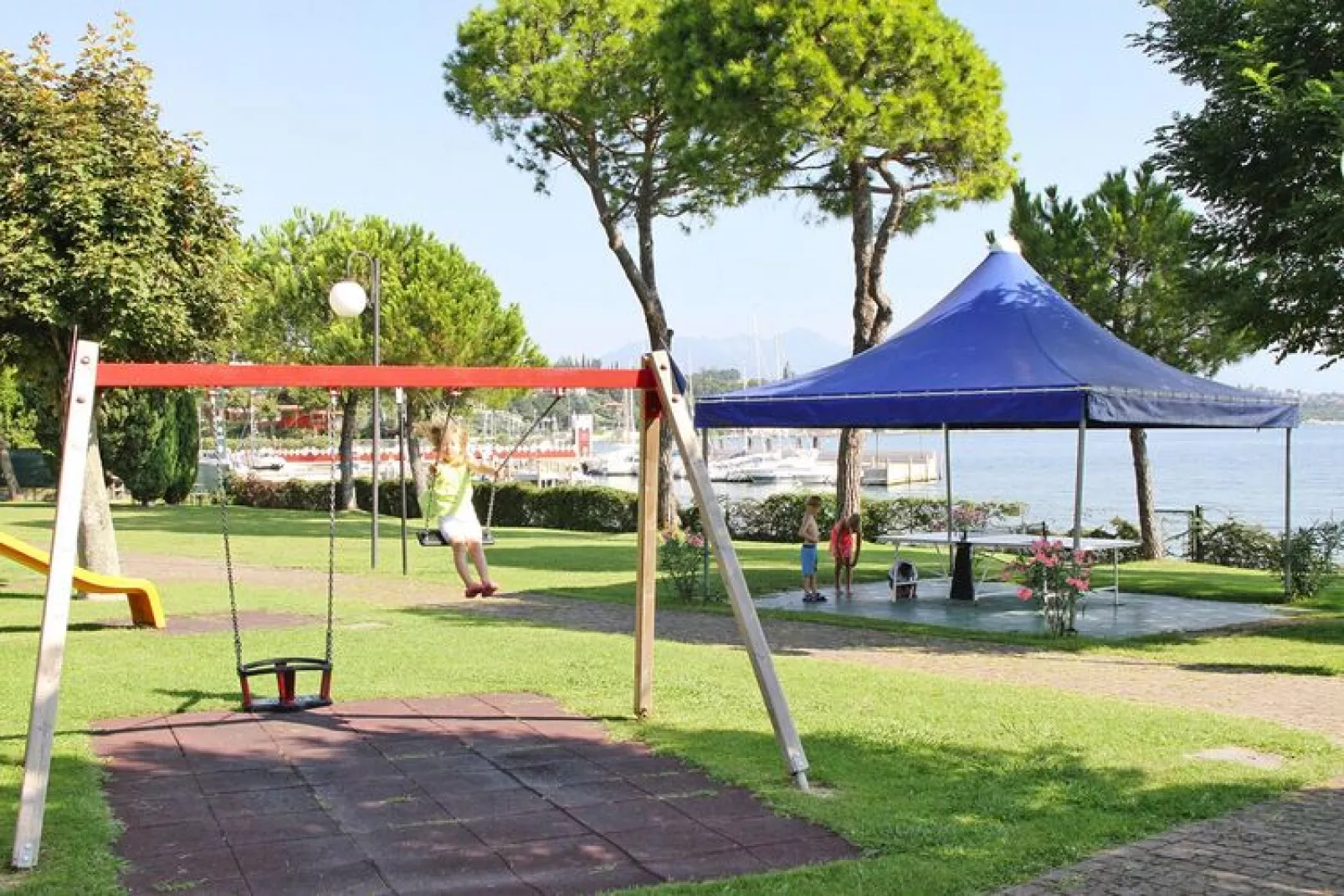 Front Lake Resort Le Corti del Lago Padenghe-APX-C3 / A2 3 paxe-Tuinen zomer