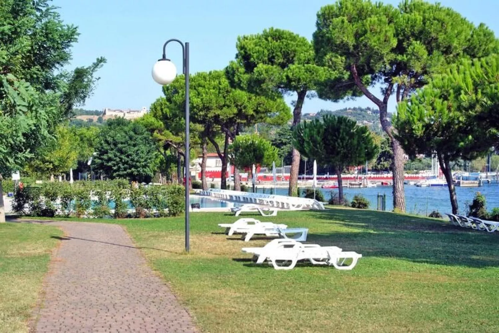 Front Lake Resort Le Corti del Lago Padenghe-APX-C3 / A2 3 paxe-Tuinen zomer