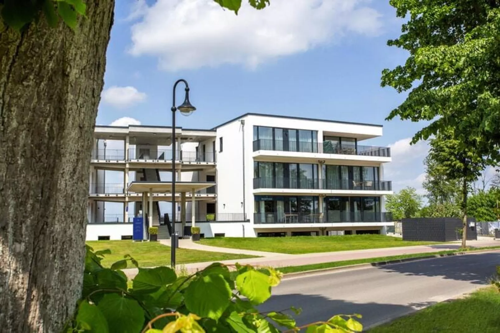 Apartments im MAREMÜRITZ Yachthafen Resort & Spa / Aurora Müritzblick 2 Personen-Buitenkant zomer