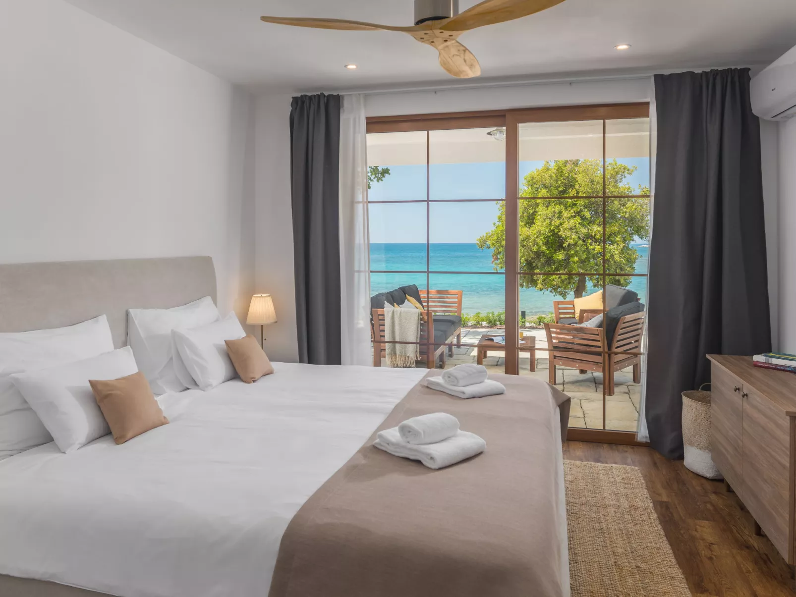 Luxury Beachfront Villa Porto Bus