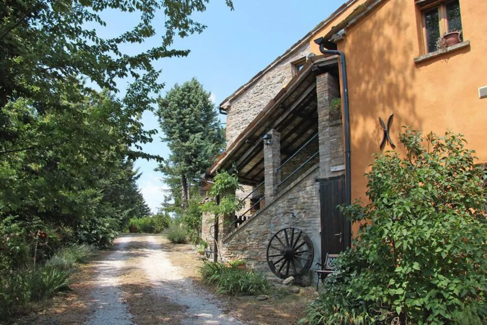 Villa Ca' Piero, Urbino-max. 8 pax-Buitenkant zomer