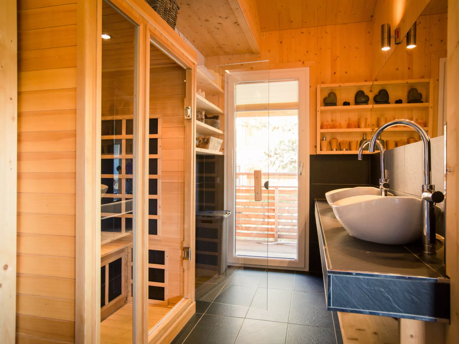 # 6 mit IR-Sauna und Sprudelwanne Innen-Binnen