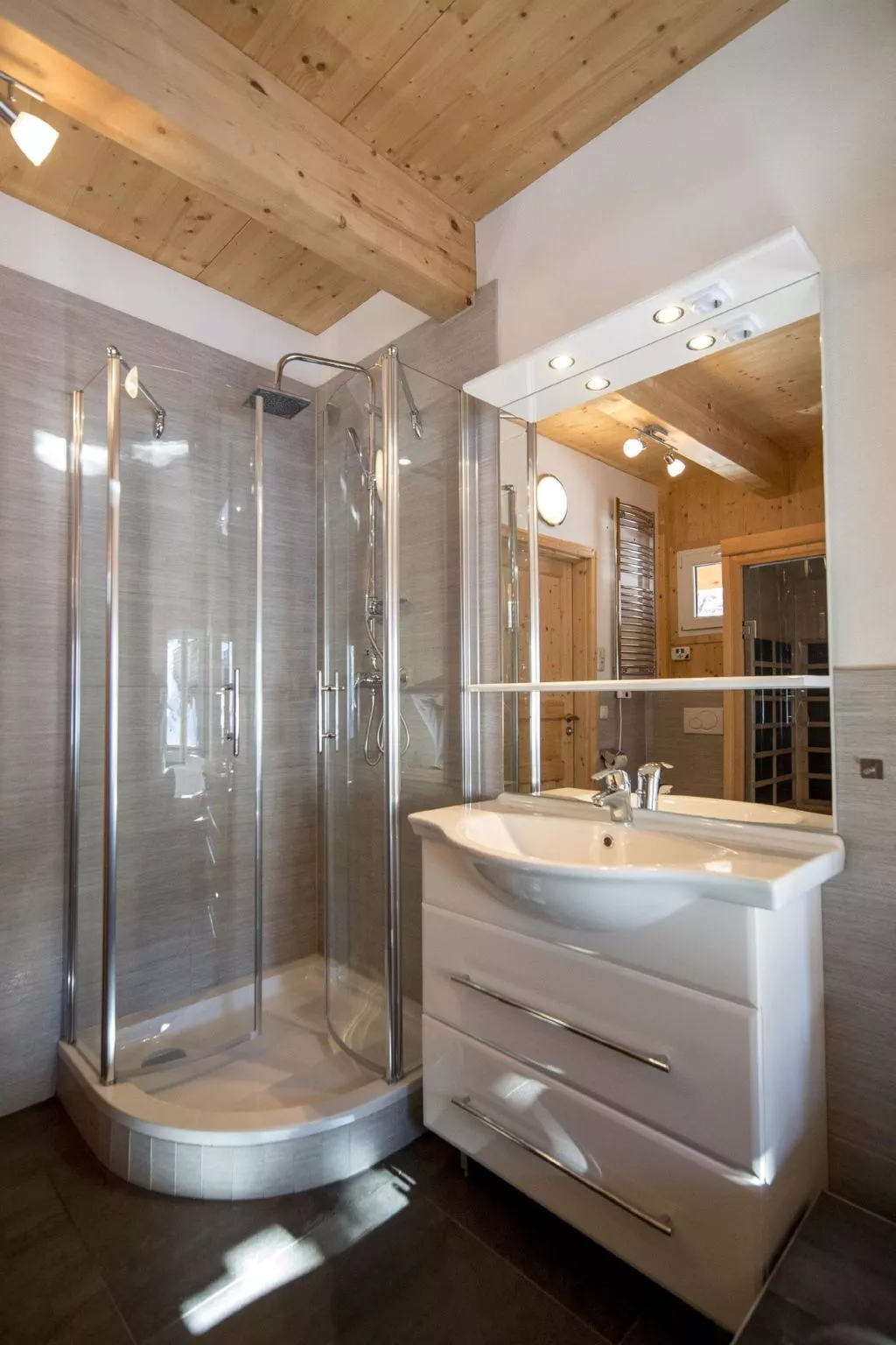 #30 mit IR-Sauna & Sprudelbad innen-Binnen