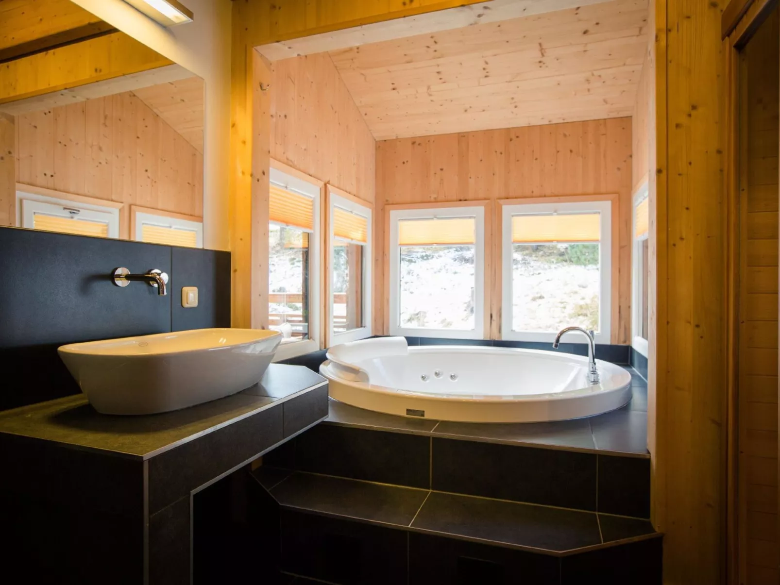 #9 mit IR-Sauna & Sprudelwanne Innen-Binnen