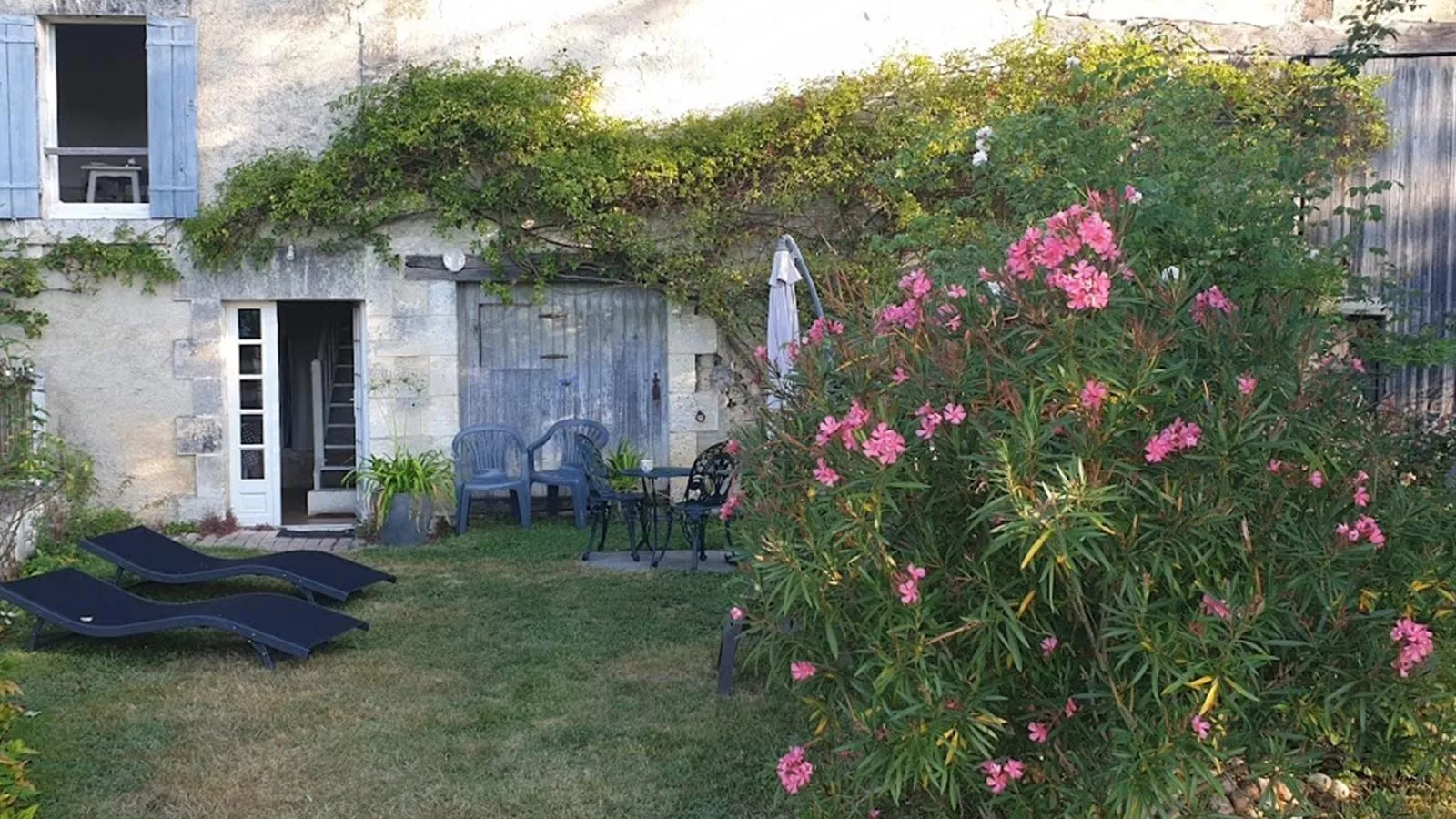 La Maison sur la Colline-Buitenkant zomer