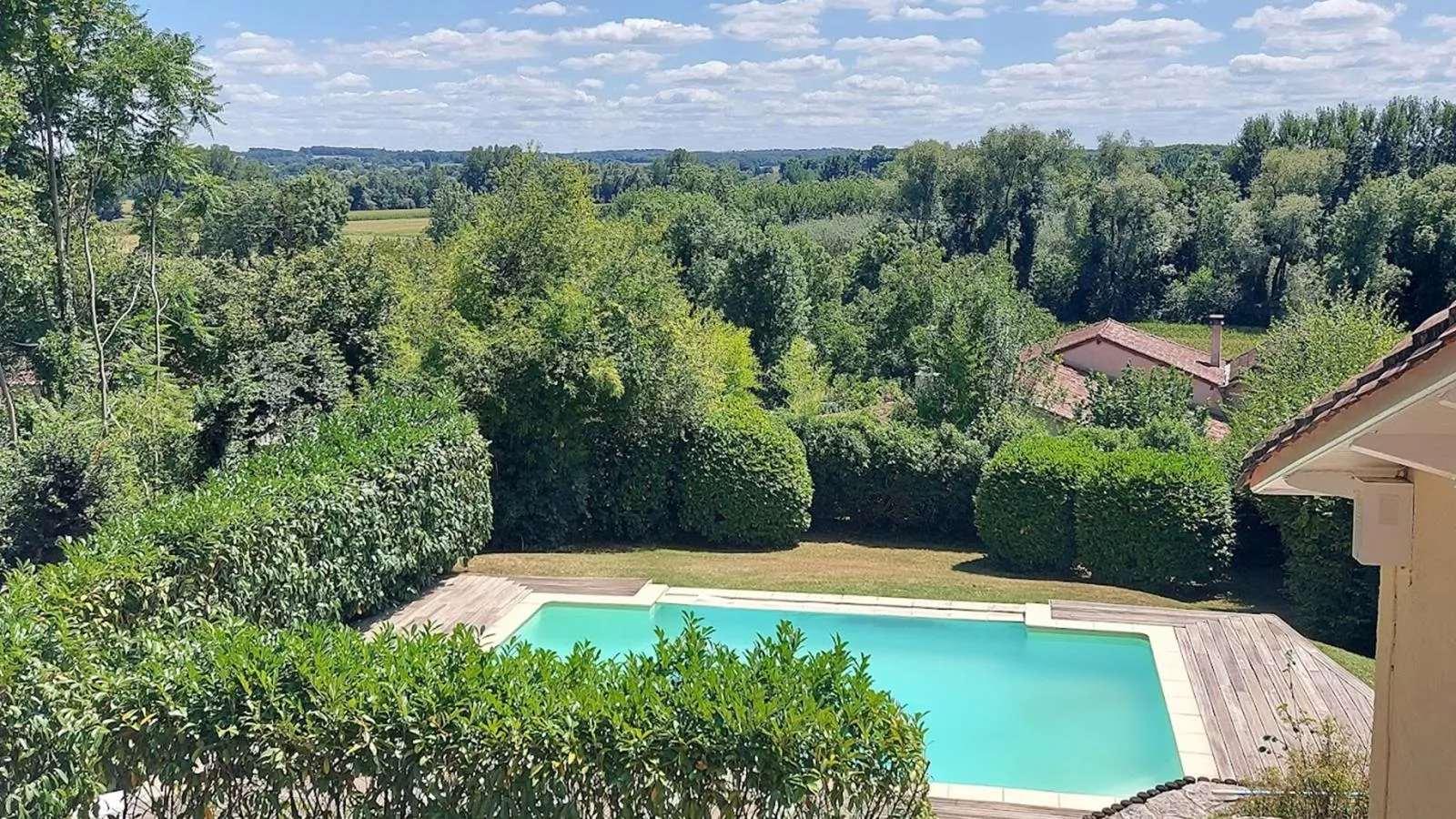 La Maison sur la Colline-Uitzicht zomer