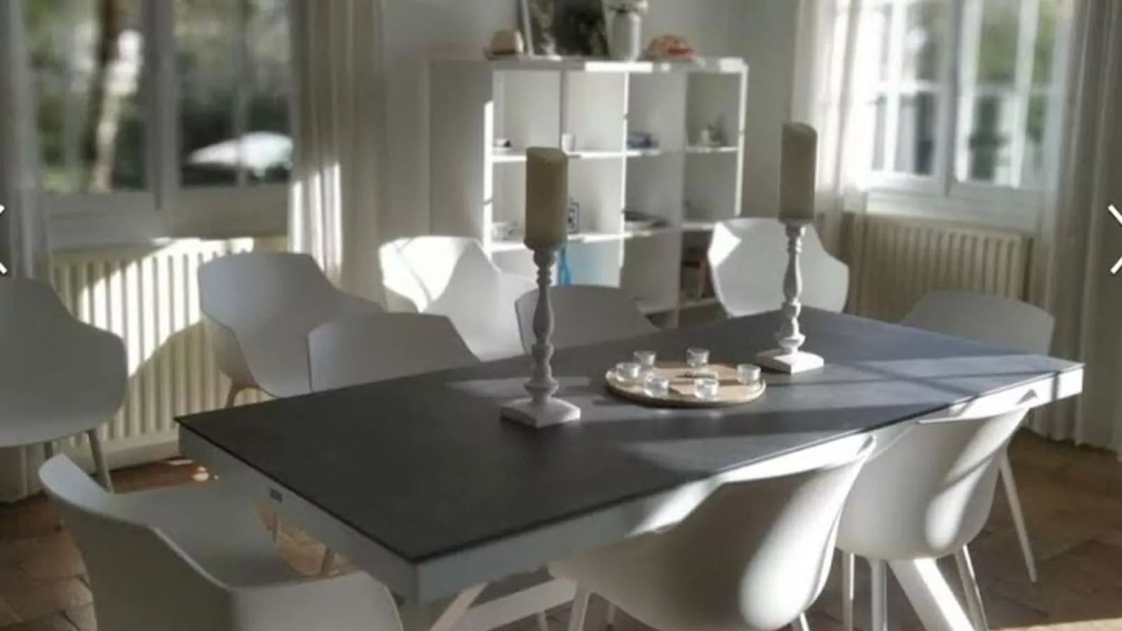 La Maison sur la Colline-Eetkamer