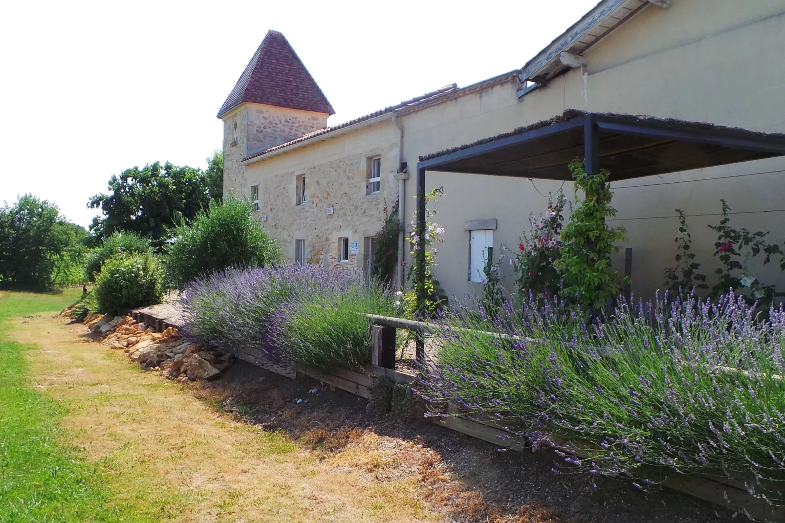 Le Pigeonnier-Buitenkant zomer