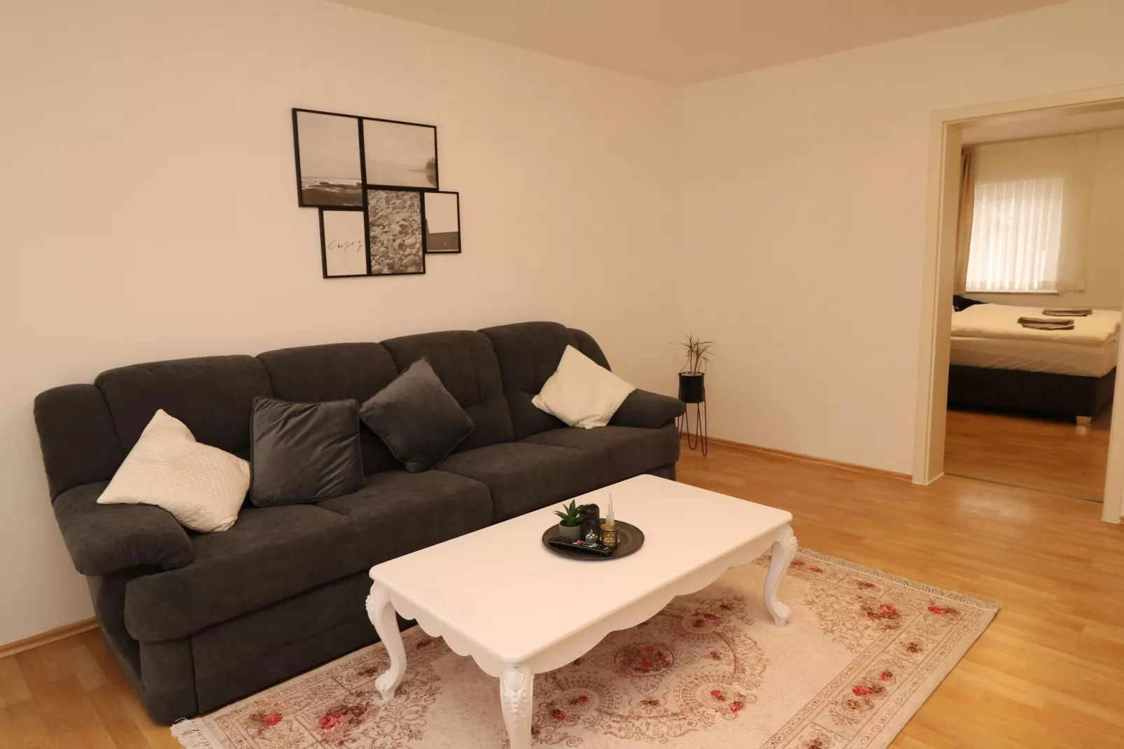 Zentrales Apartment in Messenähe-Woonkamer