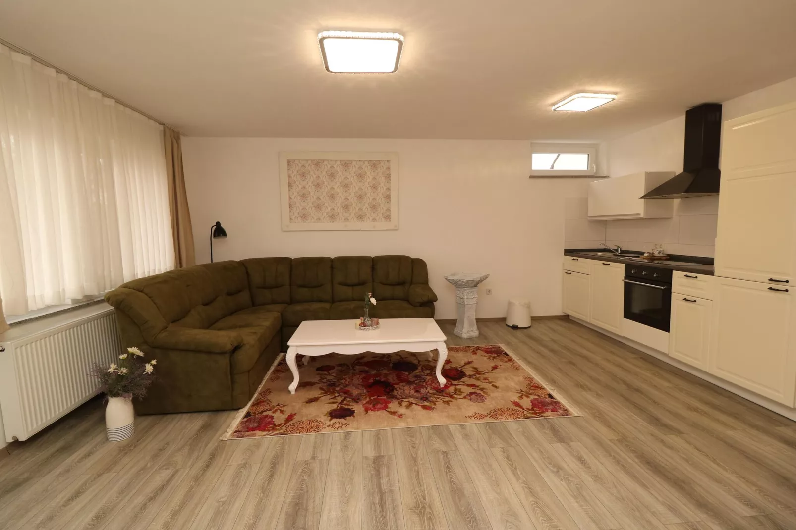 Zentrales Apartment in Messenähe-Woonkamer