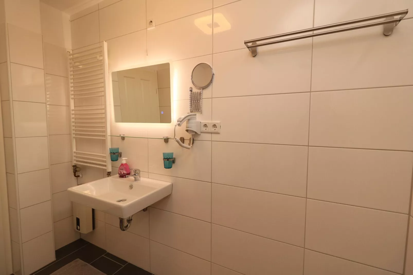 Zentrales Apartment in Messenähe-Badkamer
