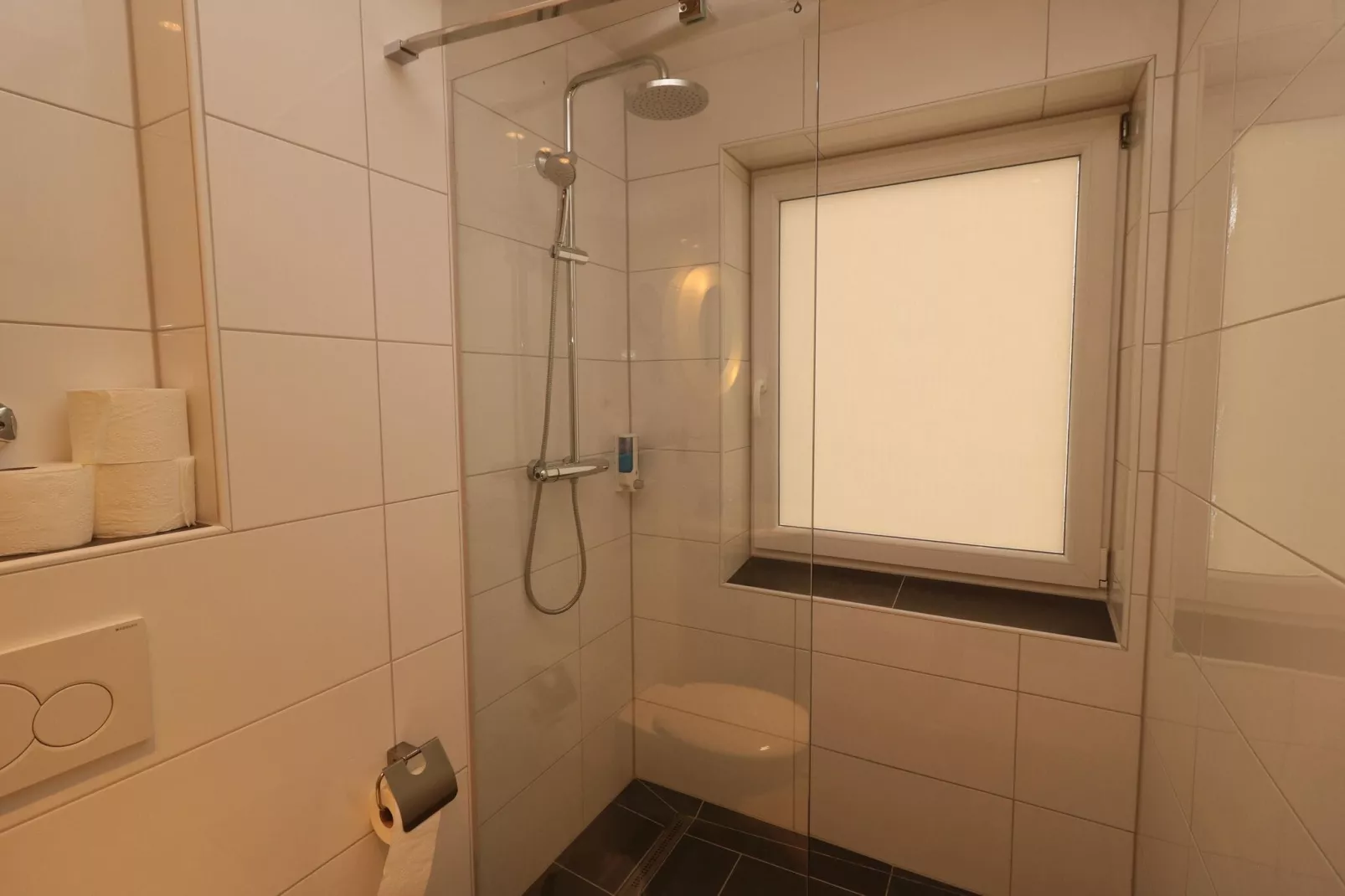 Zentrales Apartment in Messenähe-Badkamer