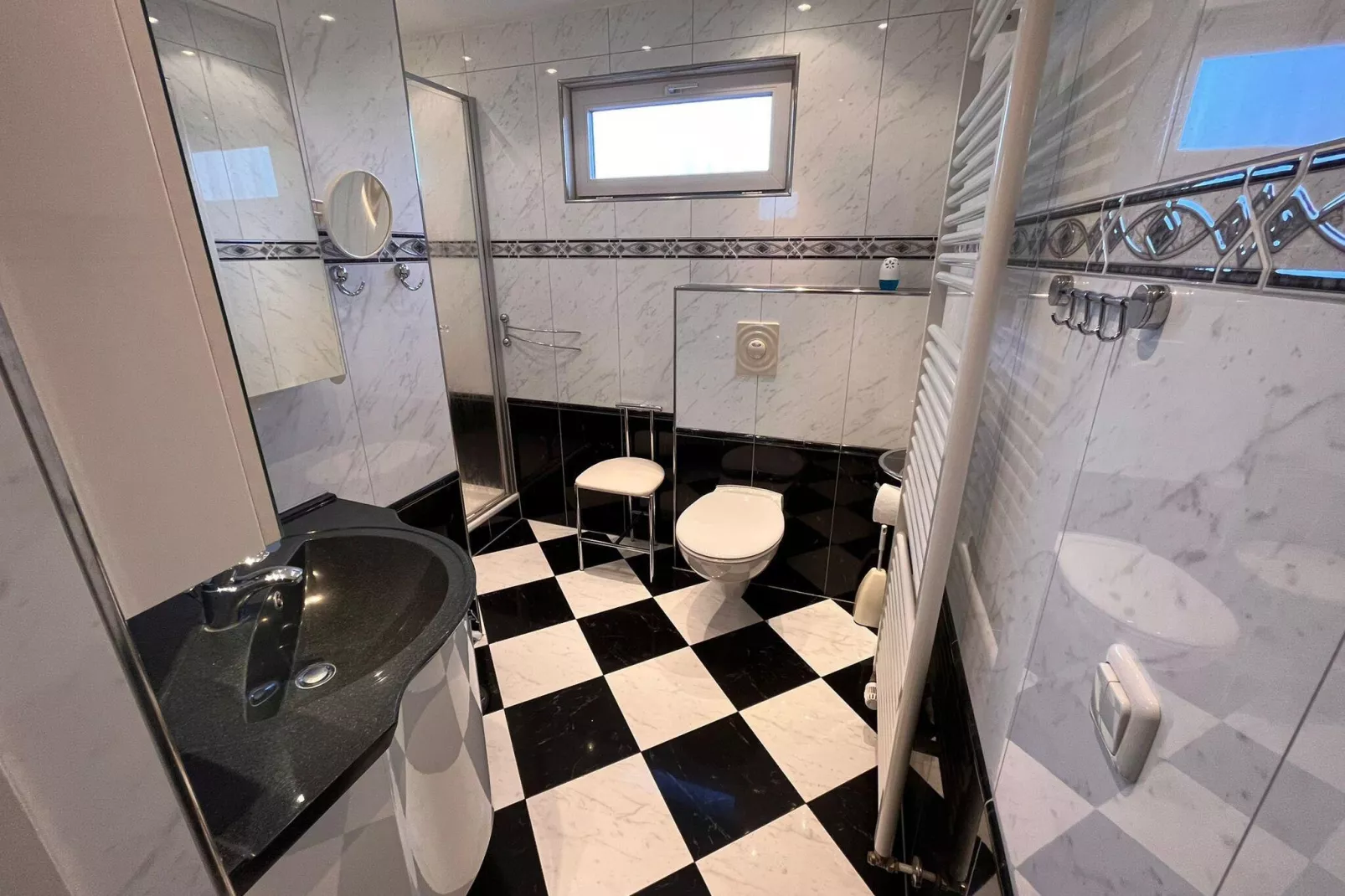 Fijne bungalow in Makkum-Badkamer