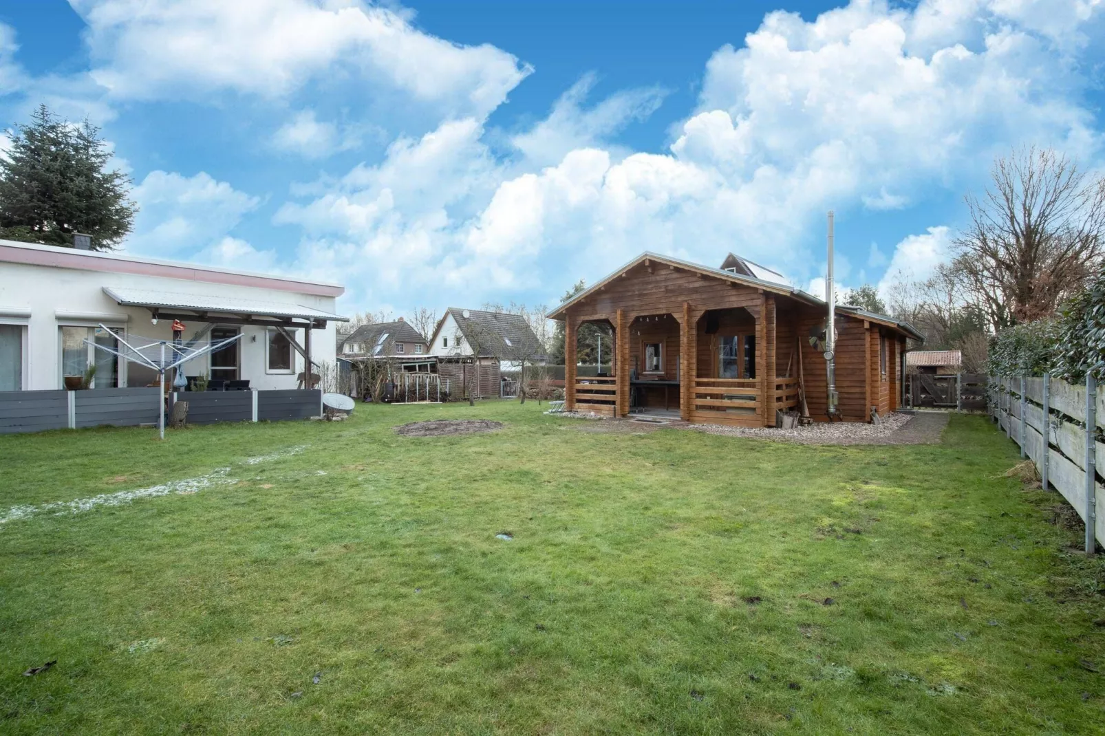 Skandinavisches Holzhaus am Störkanal in Plate-Tuinen zomer