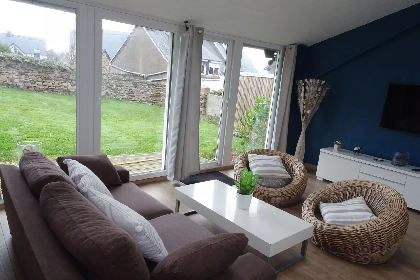 Comfortable natural stone house Plouézec-Woonkamer