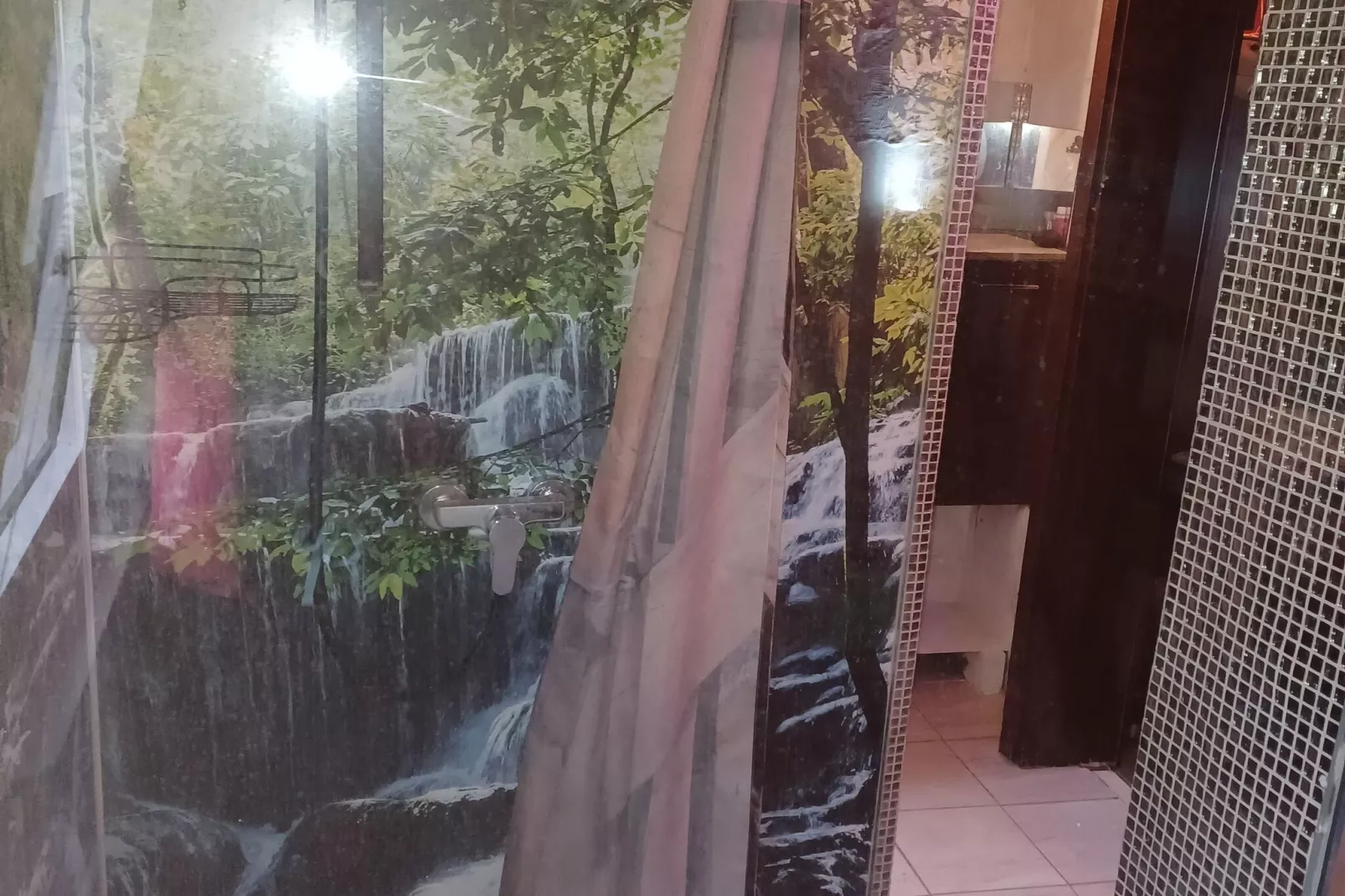 Hundefreundliches Ferienhaus am See MIT Whirlpool-Badkamer