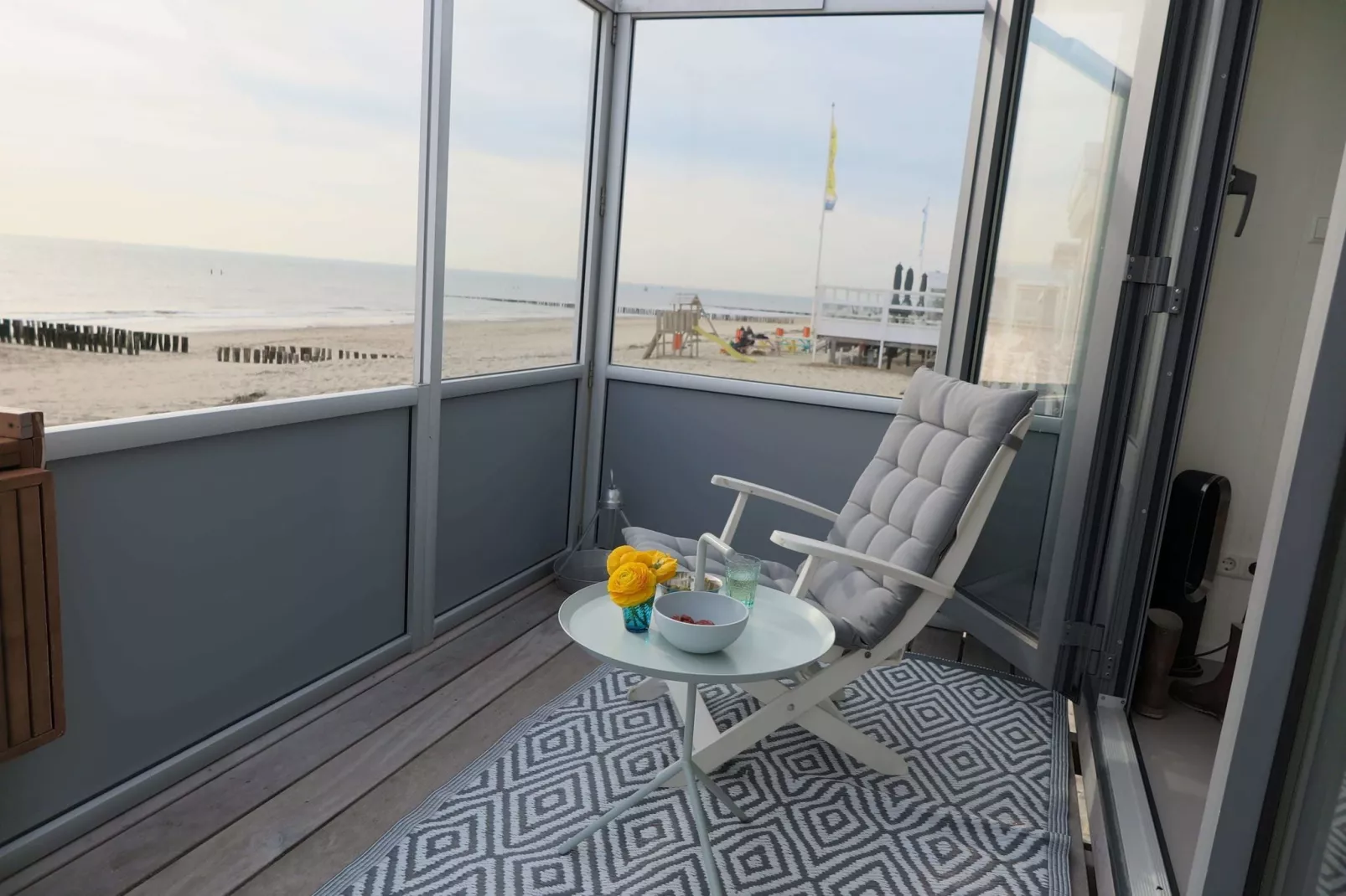 Slaapstrandhuisje - Strand dishoek 60-Buitenkant zomer