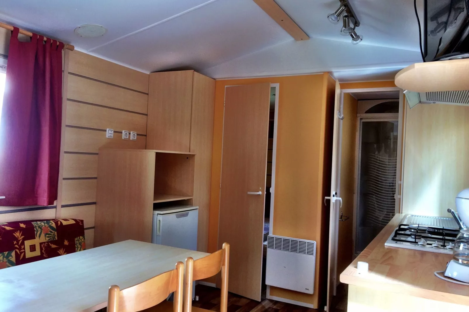 Comfortabel chalet met magnetron, vlakbij de Waddenzee-Eetkamer
