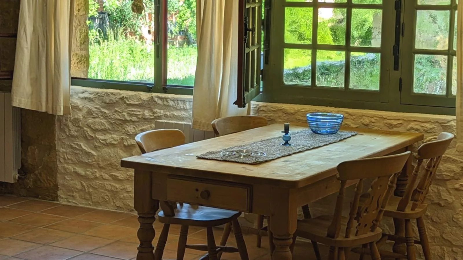 Gite Cottage-Eetkamer