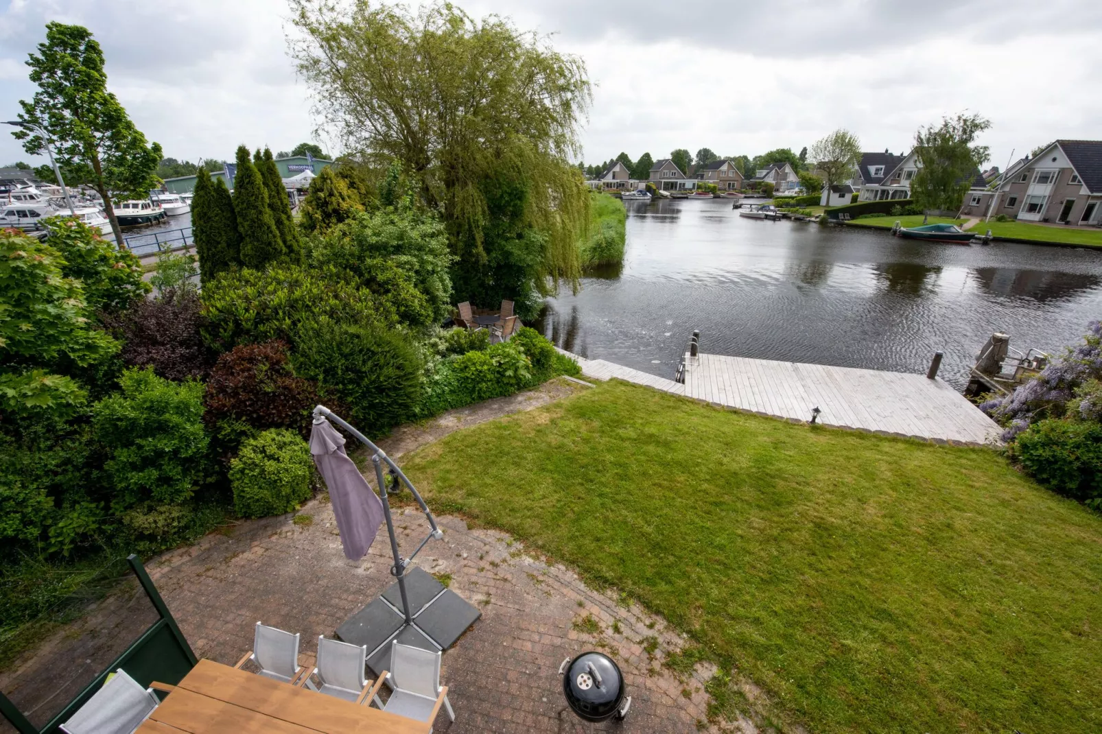 Villa aan het water in Terherne-Tuinen zomer