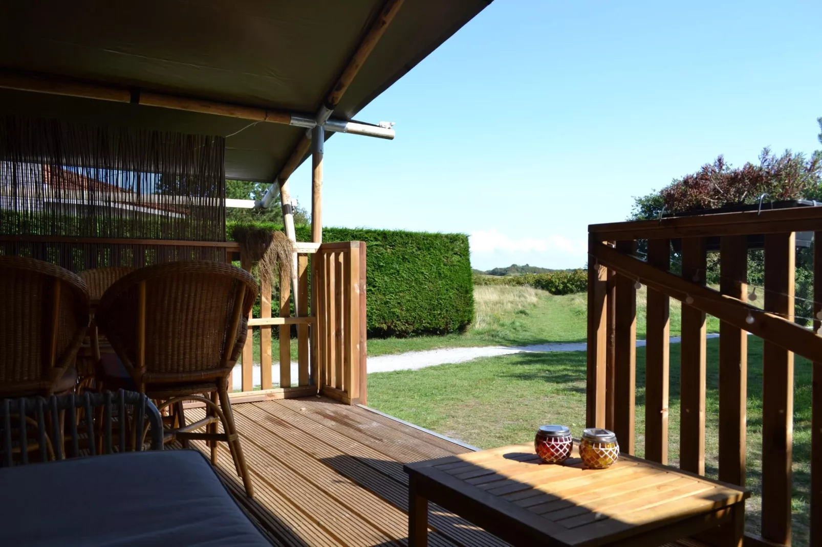 Luxe safaritent op Ameland-Terrasbalkon