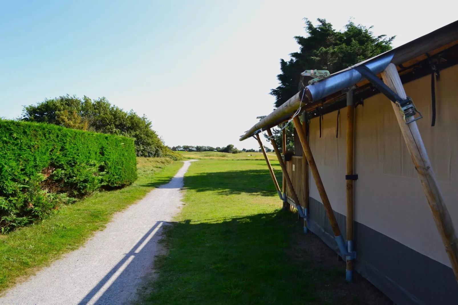 Luxe safaritent op Ameland-Buitenkant zomer