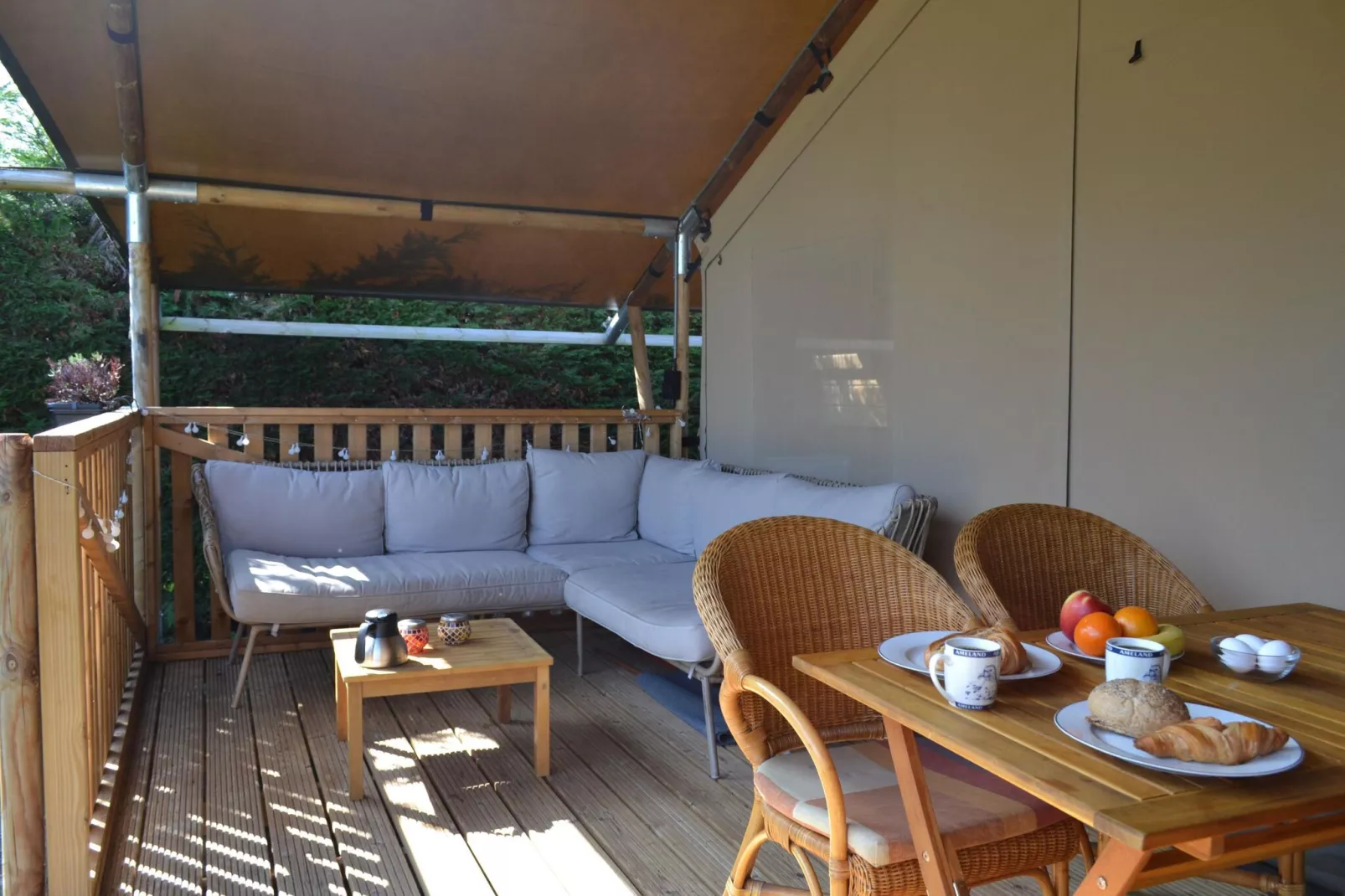 Luxe safaritent op Ameland-Woonkamer