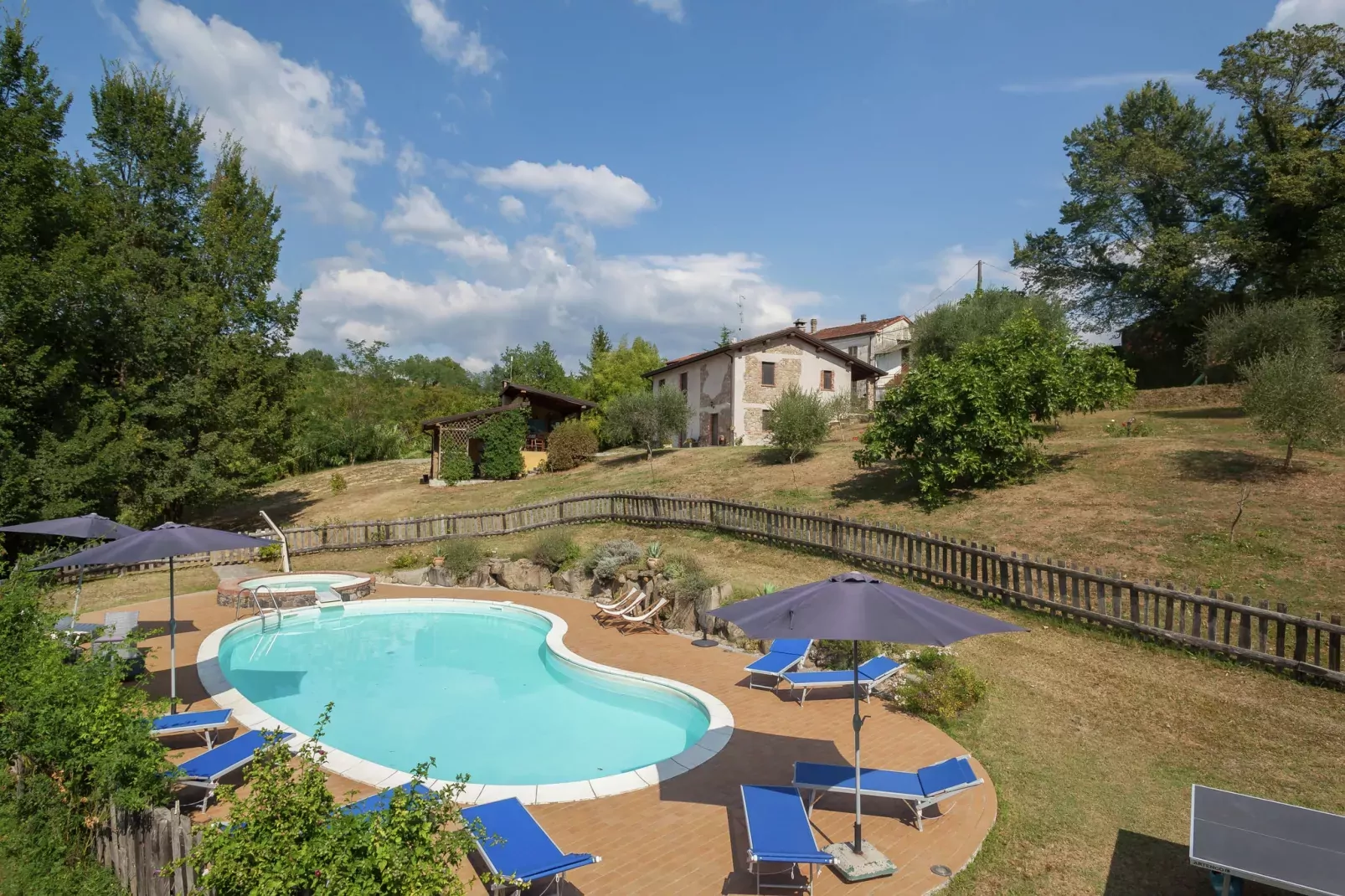 Agriturismo Valle Fiorita-Buitenkant zomer