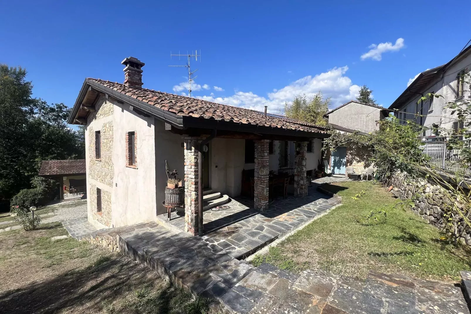 Agriturismo Valle Fiorita-Buitenkant zomer