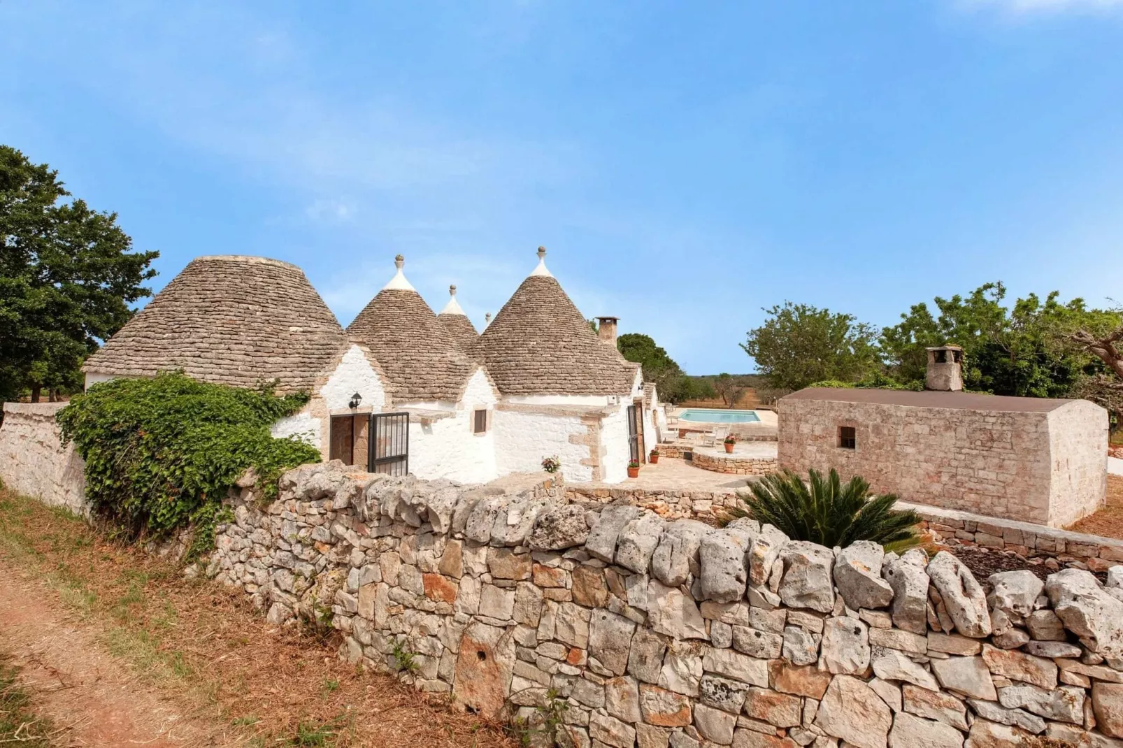 Magnificent Stefano's Trulli in Locorotondo-Buitenkant zomer