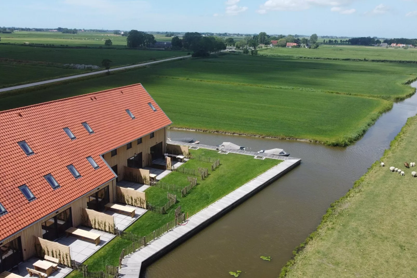 Friese villa 9 in Leons-Buitenkant zomer