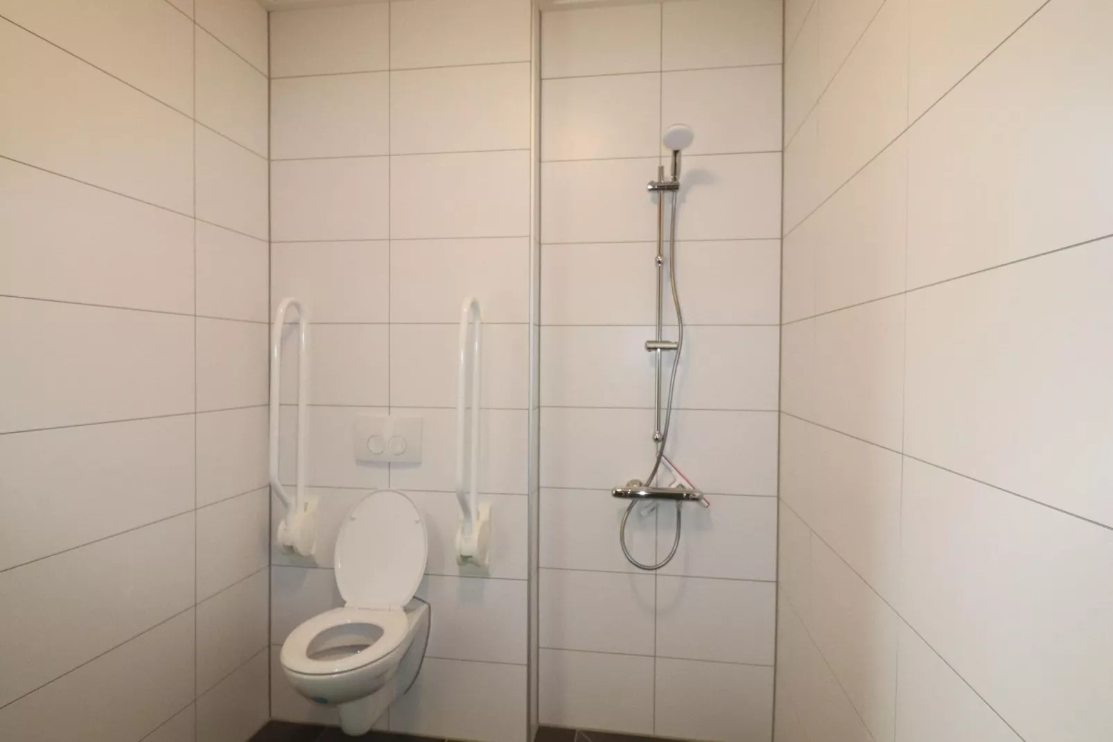 Friese villa 9 in Leons-Badkamer