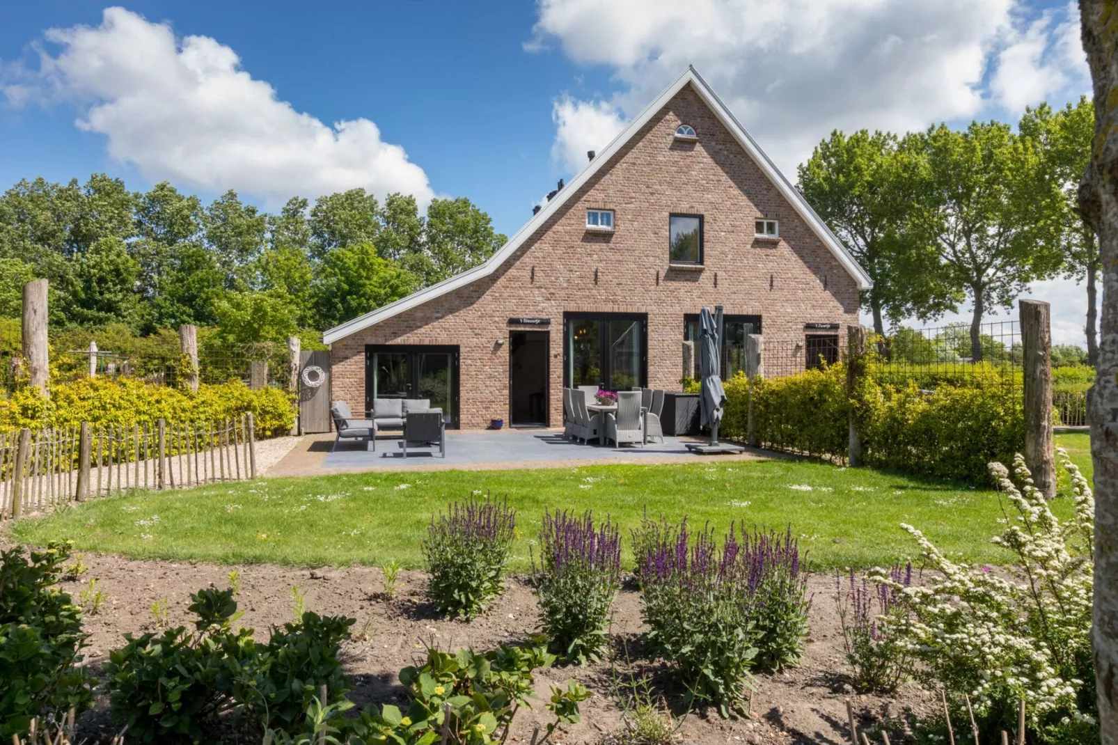 Lepelstraat 18A  Vrouwenpolder "'t Blauwtje"-Buitenkant zomer
