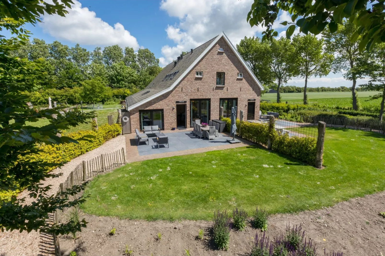 Lepelstraat 18A  Vrouwenpolder "'t Blauwtje"-Buitenkant zomer