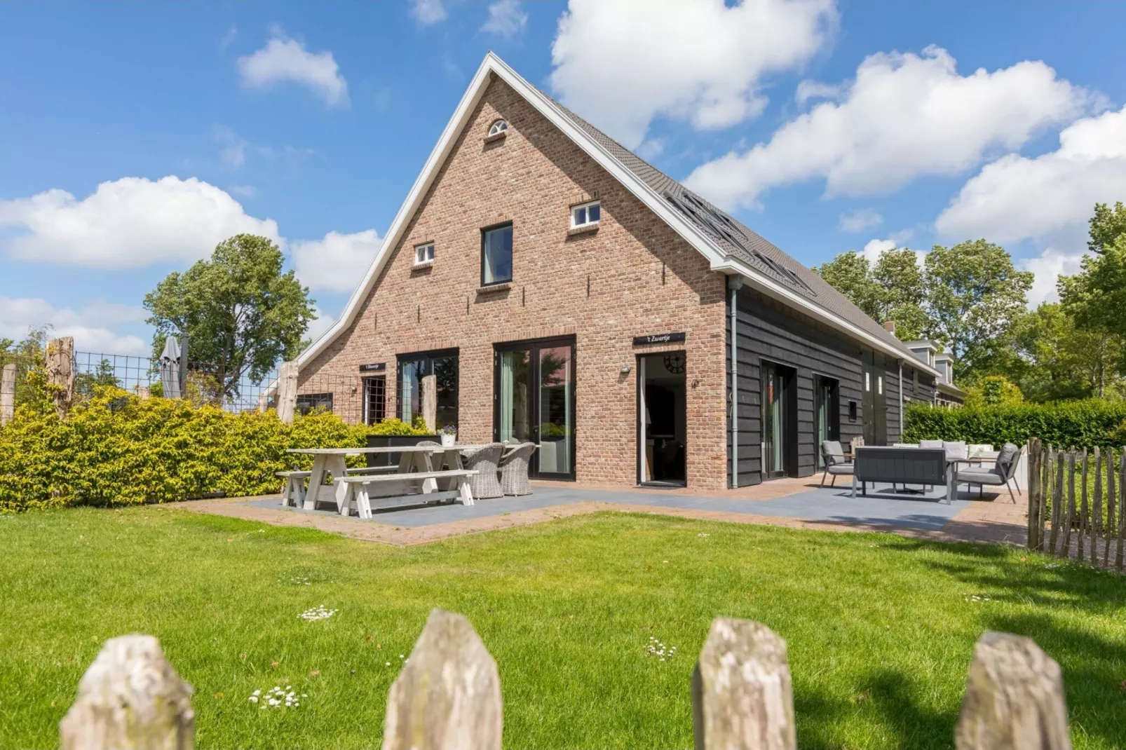 Familiehuis - Lepelstraat 18AB  Vrouwenpolder-Buitenkant zomer