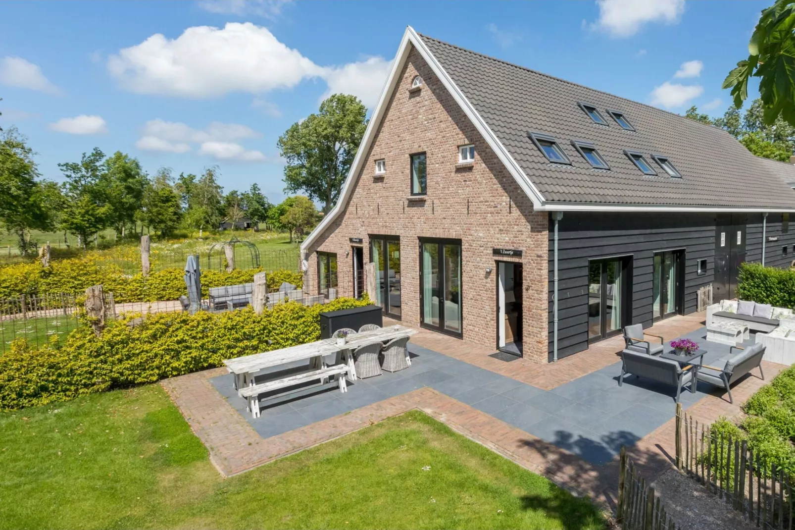 Familiehuis - Lepelstraat 18AB  Vrouwenpolder-Buitenkant zomer