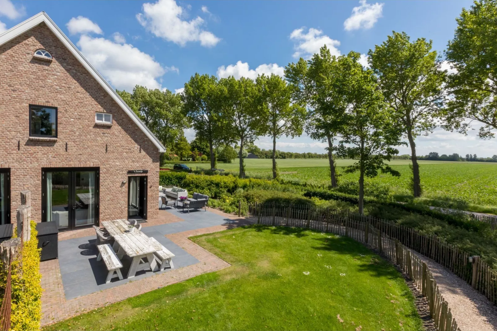 Familiehuis - Lepelstraat 18AB  Vrouwenpolder-Buitenkant zomer