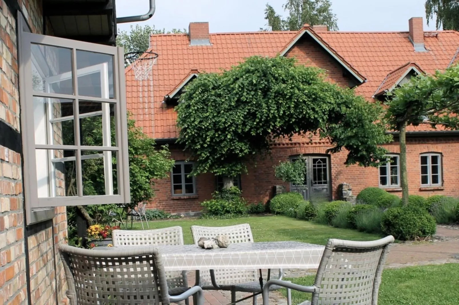 Gepflegte HofWohnung 2-Buitenkant zomer