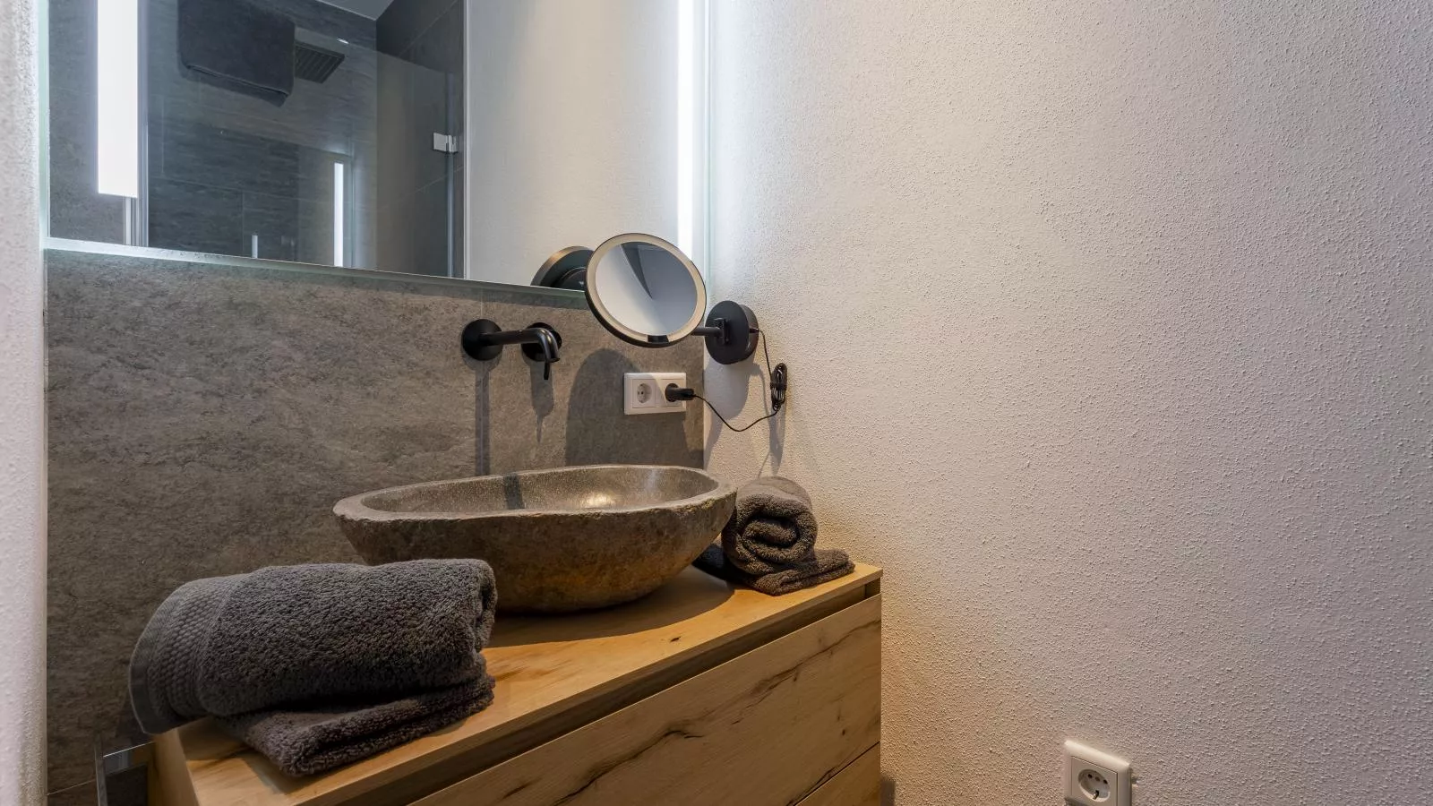 Haus am Hang-Badkamer