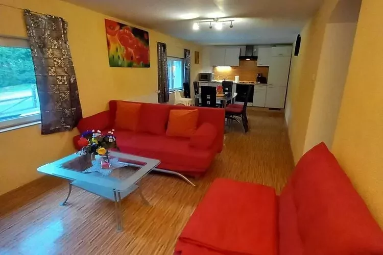Ferienhaus mit eigener Bar am Bach in Saint Quirin-Woonkamer