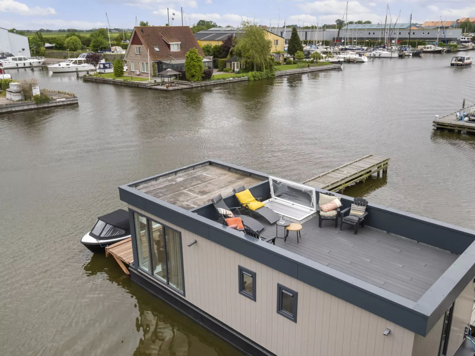Harboursuite Woudsend incl. motorboot-Buiten