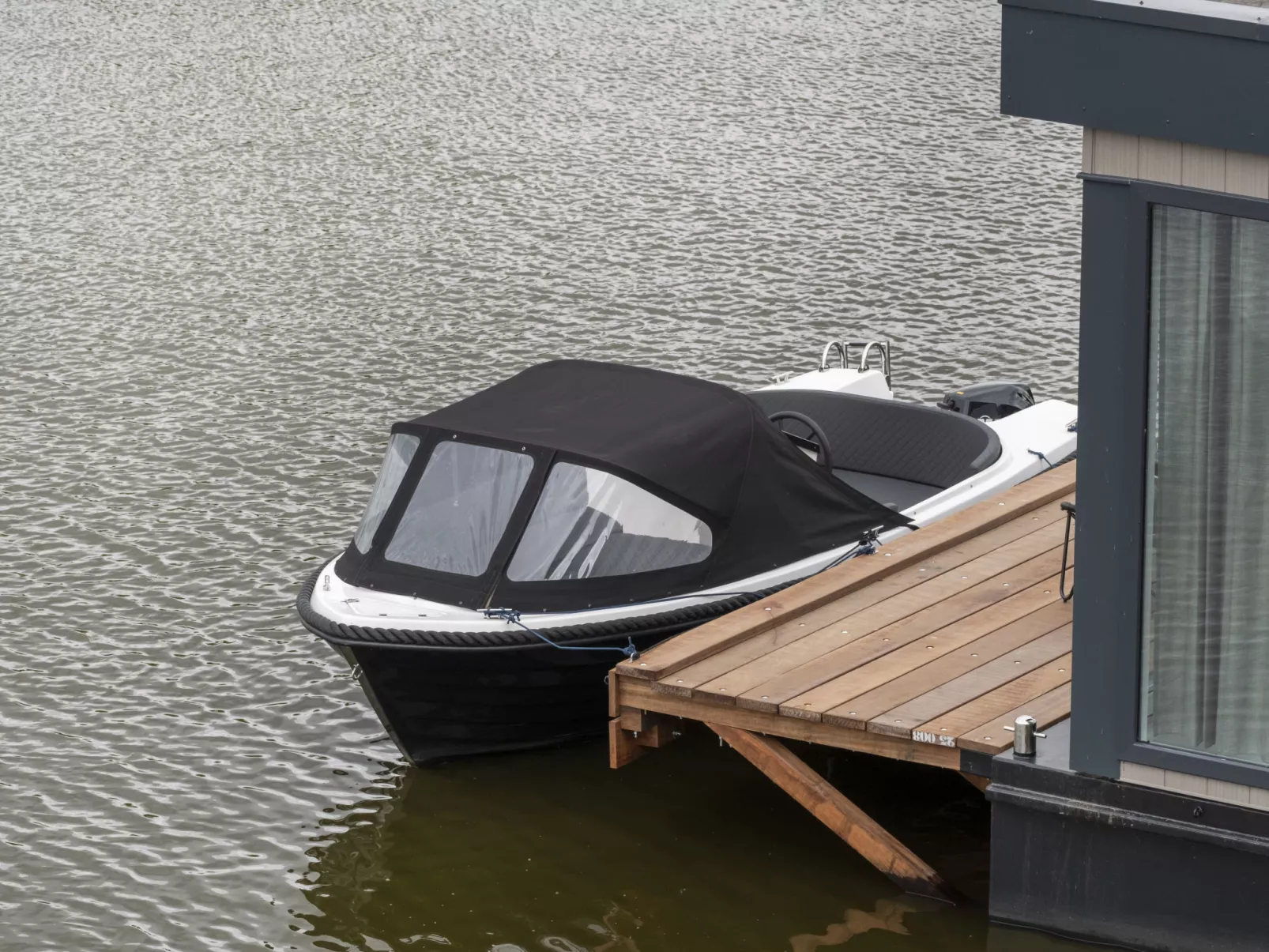 Harboursuite Woudsend incl. motorboot-Buiten